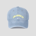 Dettaglio frontale del berretto da baseball in denim azzurro con ricamo Los Angeles - Azzurro