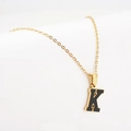 Collar de acero inoxidable dorado con colgante letra K e incrustación negra - Letra K Dorada