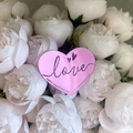 Décoration de gâteau en cœur rose avec texte Love sur fond floral blanc romantique - Lettre Coeur LOVE / Rose Miroir Rouge