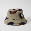 Dettaglio del cappello alla pescatora in pile kaki con motivo astratto e texture soffice - M (56-58cm) / Cane Caffè