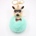 Dettaglio portachiavi bulldog con pompon verde menta, fiocco a quadri e finiture dorate - Verde menta