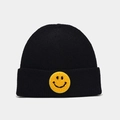 Detail van gele chenille smiley-patch op de omgeslagen rand van de zwarte muts - Zwart