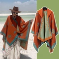 Cape ethnique à capuche en tricot orange et sarcelle avec motifs floraux et franges - Couleur 48