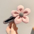 Barrette fleur en peluche rose avec pompon gris et clip bec de canard tissé enveloppé - Pince à Cheveux Fleur en Peluche / Rose
