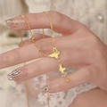 Elegante collana in acciaio al titanio dorato con ciondoli a doppia farfalla e catena a O - Collana in Oro con Tripla Farfalla