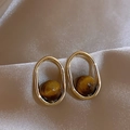 Détail de boucles d'oreilles oeil de tigre avec cadres dorés sur satin beige - 58# Tige d'oreille en argent-Or & Marron