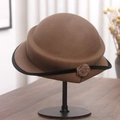 Detalle de un sombrero cloche de lana marrón con flor artesanal y ribete negro fino - M (56-58cm) / Camel
