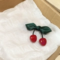 Zoete kersenhairclip met donkerrode bollen en groen lintstrikje in een geschenkverpakking - Kersenblad Eendensnavel Clip