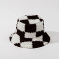Dettaglio della trama a scacchi bianchi e neri in peluche di questo cappello alla pescatora - M (56-58cm) / caffè