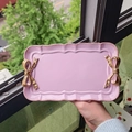 Bandeja rosa rectangular con asas de lazo dorado y elegante borde ondulado - Morado