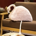Rosa Flamingo Plüschtier mit goldener Krone auf einem Sofa in warmer Wohnumgebung - 50cmx35cmx30cm / Rosa