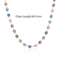 Detailansicht der vergoldeten Kette mit bunten Evil-Eye-Anhängern und Längenangaben - Halskette