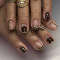 Braune Kunstnägel mit Blumenmuster, Leopardenprint und goldenen 3D-Spitzen, kurze quadratische Form - Braunes Blumen- und Leopardenmuster-Stil (JP4023)