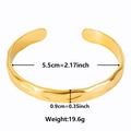 Dettaglio del diametro 5,5cm e del bracciale rigido in acciaio dorato 18k martellato - Oro