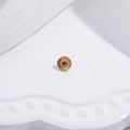 Orecchini a perno dorati con pietre rosse e finitura opaca su fondo bianco - Placcato Oro Zirconia Rosso Rosa