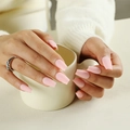 Unghie finte corte ballerina rosa opaco mostrate su mani che tengono una tazza - Rosa Tenue Opaco (JP2228)