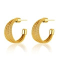 Pendientes en C bañados en oro de 18K con diseño de alambre texturizado sobre fondo blanco - Textura de Alambre de Metal Envuelto (KE0083) / Chapado en oro 18K