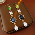 Boucles d'oreilles vintage dorées avec gemmes vertes, perles et pierres bleues en goutte - Crochet d'oreille pendentif perle goutte d'eau géométrique en résine vintage