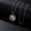 Collier bohème en argent avec pendentif carré en pierre précieuse irisée sur fond noir - Carré avec Strass