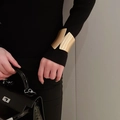 Detailansicht eines breiten unregelmäßigen Goldarmbands an einem Model in Schwarz - Gold Gebürstet Groß