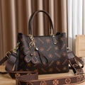 Bolso bandolera marrón oscuro con estampado de trébol MQCKDE y colgante floral - café