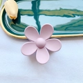 Detalle de una pinza para el pelo con flor morada mate sobre un plato decorativo - Morado