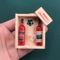 Primer plano de una caja de vino de madera en miniatura con botellas decorativas - Caja cuadrada 2 botellas