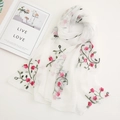 Detailaufnahme von weißem Chiffonschal mit rosa Stickerei und grünen Blattmustern - 1# Weiß/Klar