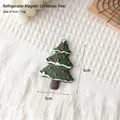Calamita da frigo a forma di albero di Natale con neve e palline rosse 6x5cm - Magnete da frigorifero albero di Natale