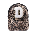 Detail der Trucker-Mütze mit Leopardenmuster, D-Patch aus Plüsch und Distressed-Schirm - Buchstabe D (Schwarz Leopard) / Einzelnes Pferdeschwanzloch