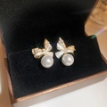 Boucles d'oreilles nœud dorées avec perles blanches et cristaux dans un écrin à bijoux - 31# Aiguille Argent-Or-Plaqué Or Véritable