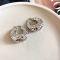 Detalle de pendientes de aro plateados con acabado martillado en bandeja cerámica - Cierre de Pendiente-Plata-Redondo (WE5297)