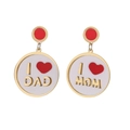 Goldfarbene Mom und Dad Acryl-Ohrhänger mit roten Herzen auf weißem Hintergrund - I Love Mom Dad Rund
