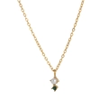Detail van gouden ketting met witte parel en smaragdgroene edelsteen hanger voor dames - Mei Ketting