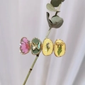 Detalle de cuatro pinzas para el cabello de resina hechas a mano con flores y mariposas - Green System