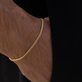 Pulsera de cadena cubana dorada minimalista para hombre con acabado metálico premium - Dorado