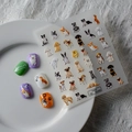 Adesivi per unghie 5D a rilievo con cani Corgi e Bulldog su sfondo di pizzo bianco elegante - Serie Cuccioli con Goffratura 5D (TS-049)