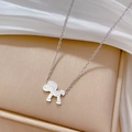 Detalle de un collar con colgante de poni plateado sobre una caja de regalo fina - Plata (Q502 Color Acero)