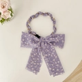 Elegante cerchietto floreale viola con perle e catena in metallo su sfondo bianco - Floreale Viola