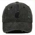Gros plan sur la casquette en coton délavé avec broderie détaillée de chat noir - Noir