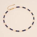 Dettaglio della collana stile bambù con pietre blu, perle e chiusura dorata lucida - Blu Zaffiro