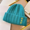 Gorro de punto azul lago para mujer con bordado de cruz amarilla en contraste de invierno - Azul
