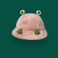 Cappello a secchiello rosa in peluche a rana con occhi verdi e zampe invernali - Rosa