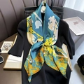 Élégant foulard en soie synthétique bleu sarcelle avec fleurs jaunes sur tenue noire - 22109 Image Principale / 90*90cm