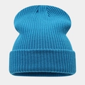 Détail du bonnet en maille bleue avec une texture côtelée épaisse et un bord replié - 229# Bleu Lac Profond