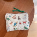 Dettaglio della mini pochette in cotone trapuntato con stampa di cani e zip in metallo - Cane