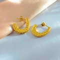 Detalle macro de pendientes en C de acero bañados en oro de 18k con patrón de panal - Panal / Dorado