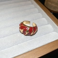 Dettaglio anello regolabile dorato con smalto rosso su un vassoio per gioielli - Aperto Regolabile / Rosso