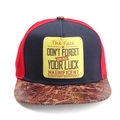 Dettaglio della trama in pelle marrone sulla visiera di un cappellino hip-hop bicolore - Stile a Blocchi di Colore Rosso e Blu / Etichetta Gialla