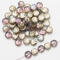 Vue détaillée de perles en verre rose 10mm aux reflets dorés et violets irisés - Demi-or Intérieur Multicolore